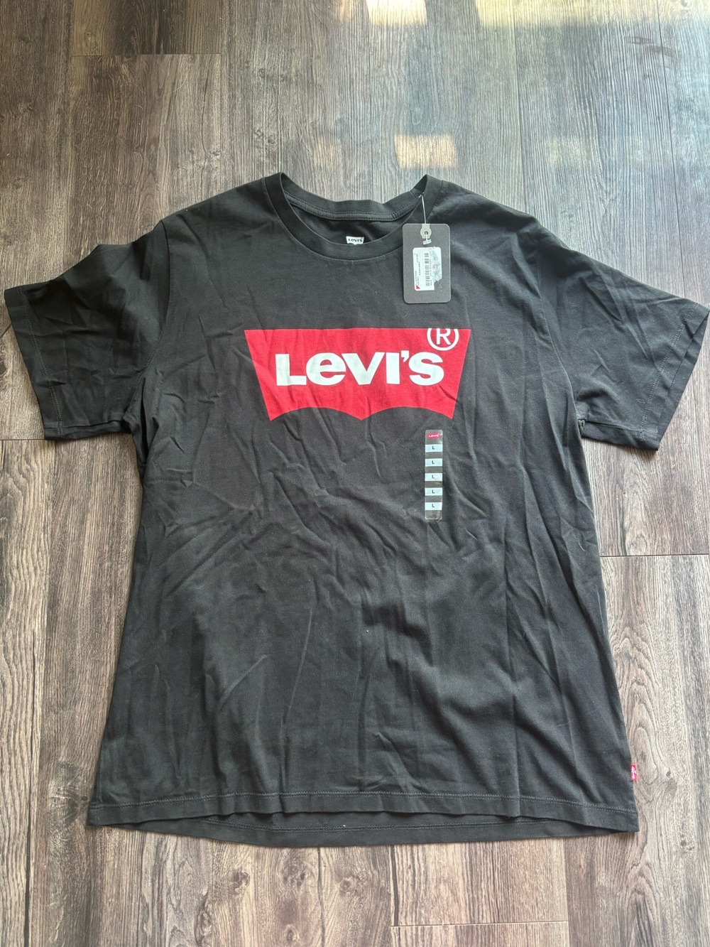 NWT Levi’s and Nike Tshirt Bundle - Picture 4 of 5